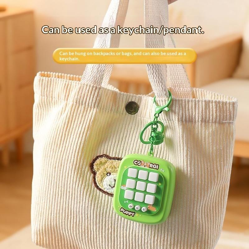 Gaming Console Keychain - 1台の電子式ティックタックトーゲームキーホルダー、ミニハンドヘルドメモリーウォーカーゲーム、LEDフィジェットトイ、子供向け携帯型教育ギフト